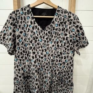Cherokee Infinity Scrub Top Sz L Women’s Gray/Cheetah Print